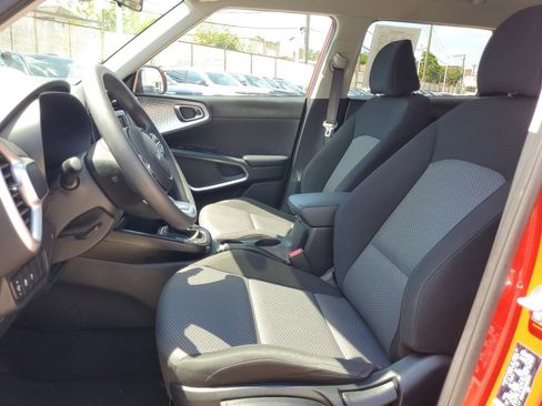 Used 2025 Kia Soul LX w/ LX Technology Package FWD image 15