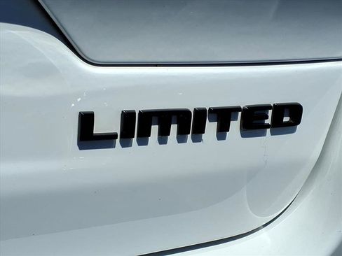 Used 2023 Jeep Grand Cherokee Limited w/ Black Appearance Package AWD/4WD image 11