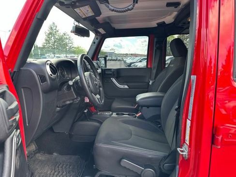 Used 2017 Jeep Wrangler Unlimited Sahara w/ Connectivity Group AWD/4WD image 15