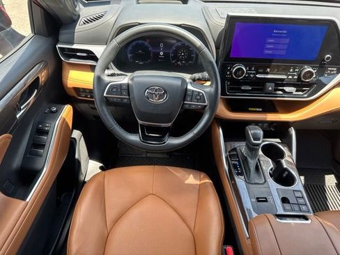 Used 2023 Toyota Highlander Platinum FWD image 5