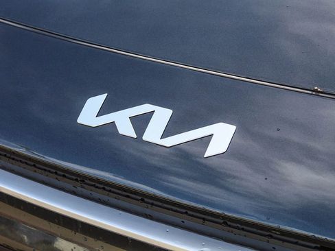 Certified 2025 Kia Niro EX FWD image 6
