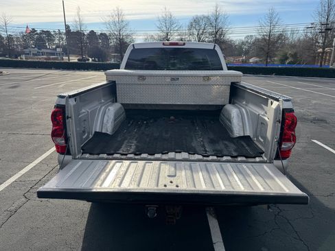 Used 2006 Chevrolet Silverado 2500 LT w/ Heavy-Duty Power Package image 9