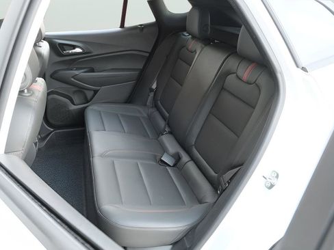 Used 2025 Chevrolet Trax RS w/ Sunroof Package FWD image 25