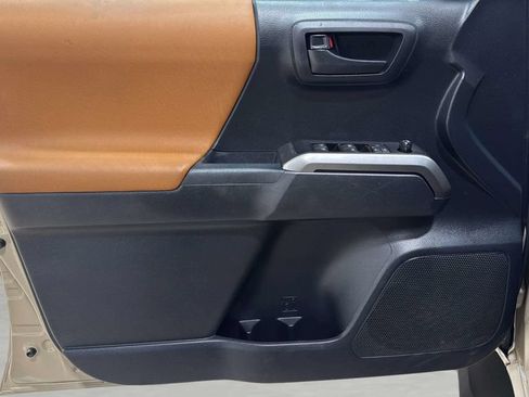 Used 2019 Toyota Tacoma SR5 AWD/4WD image 18