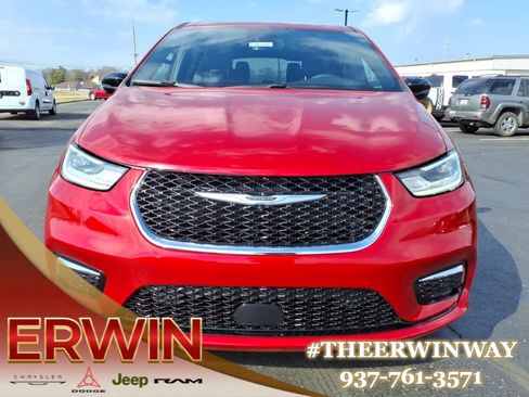 New 2026 Chrysler Pacifica Select image 2