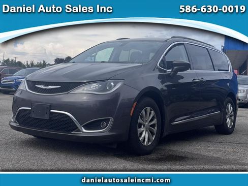 Used 2017 Chrysler Pacifica Touring-L FWD image 1