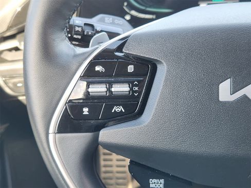 Used 2023 Kia Niro SX Touring image 28
