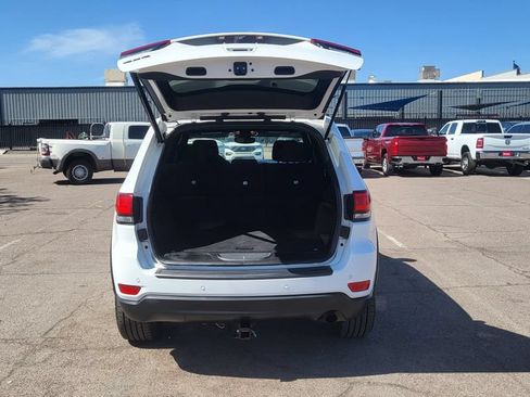 Used 2019 Jeep Grand Cherokee Laredo AWD/4WD image 12