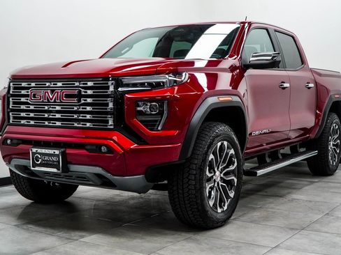 Used 2024 GMC Canyon Denali image 6