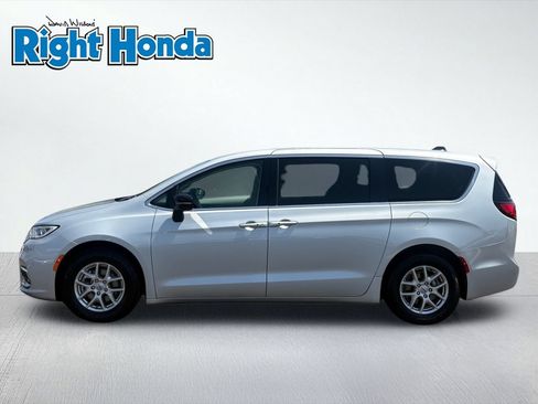 Used 2024 Chrysler Pacifica Touring-L FWD image 3