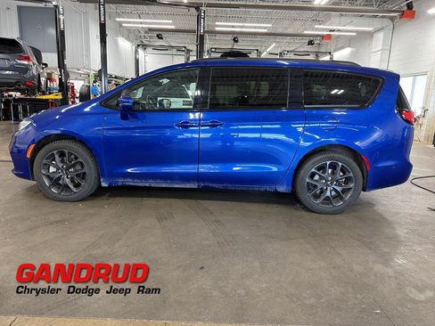 Used 2021 Chrysler Pacifica Touring-L w/ Uconnect Theater Family Group AWD/4WD image 1