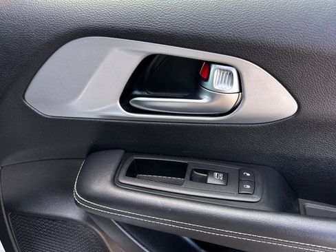 Used 2024 Chrysler Pacifica Touring FWD image 23