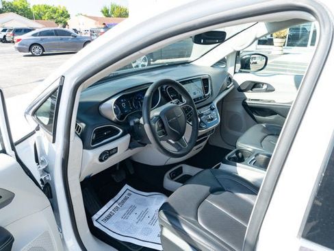 Used 2024 Chrysler Pacifica Touring-L FWD image 16