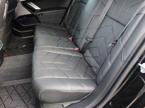 Used 2024 BMW i7 xDrive60 image 23