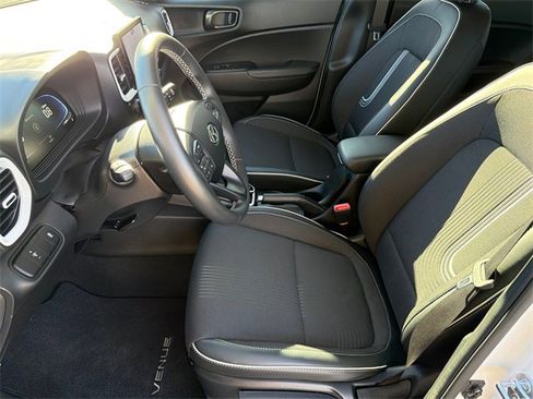 Used 2025 Hyundai Venue Limited image 19