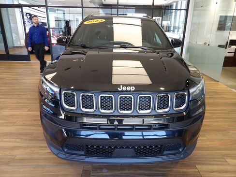 Used 2023 Jeep Compass Latitude w/ Sun and Sound Group AWD/4WD image 2