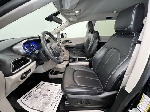 Used 2024 Chrysler Pacifica Touring-L image 4