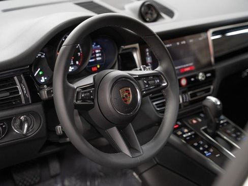 Used 2024 Porsche Macan image 4