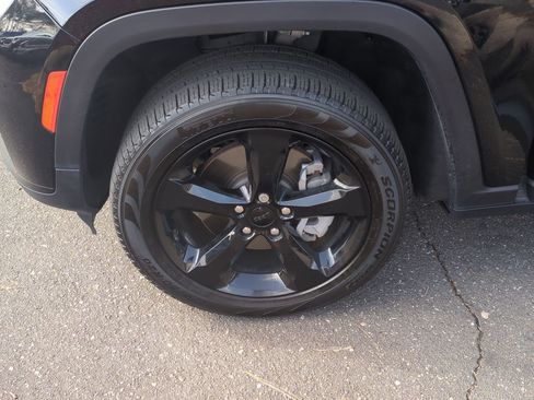 Used 2023 Jeep Grand Cherokee L Limited w/ Black Appearance Package image 29