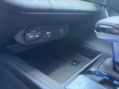 Used 2025 Hyundai Elantra SEL image 32