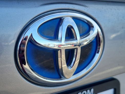 Used 2021 Toyota RAV4 XLE AWD/4WD image 6