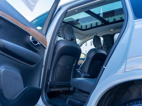 Used 2025 Volvo XC90 B6 Plus image 28