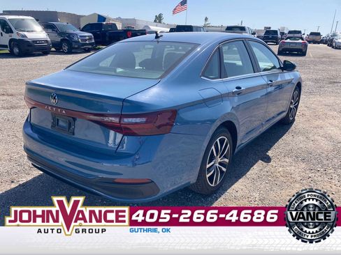 Used 2025 Volkswagen Jetta SE FWD image 7