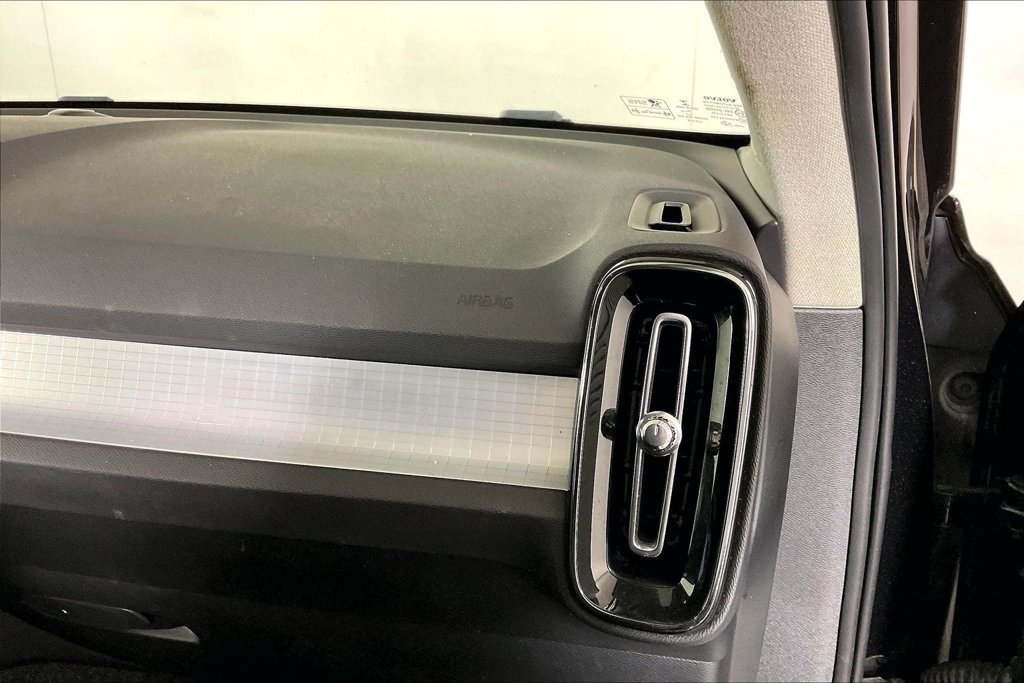 Used 2020 Volvo XC40 T4 Momentum FWD image 16
