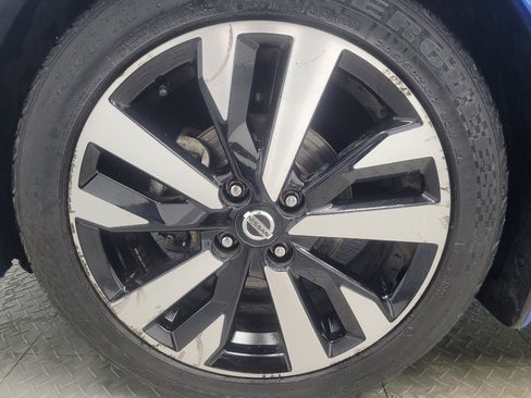 Used 2021 Nissan Versa SR FWD image 31