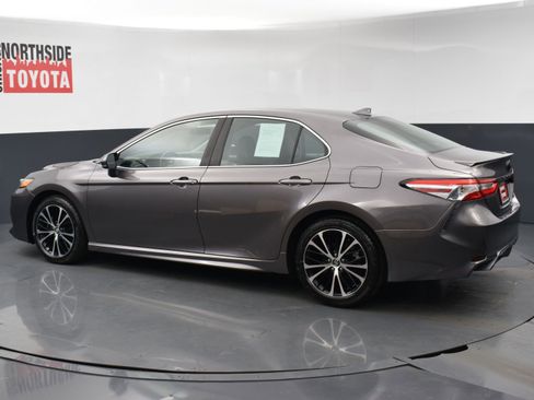Used 2020 Toyota Camry SE image 2
