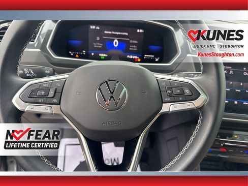 Used 2022 Volkswagen Tiguan SE image 42