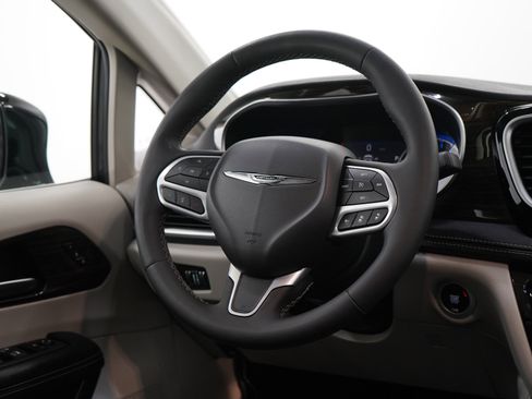 Used 2023 Chrysler Pacifica Limited FWD image 15