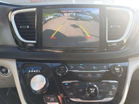 Used 2023 Chrysler Pacifica Touring-L FWD image 29