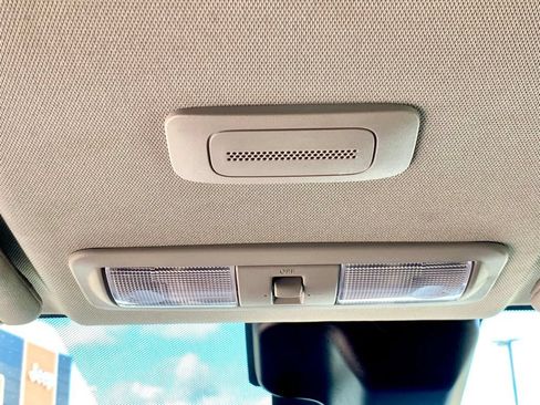 Used 2025 Nissan Frontier SV RWD image 18