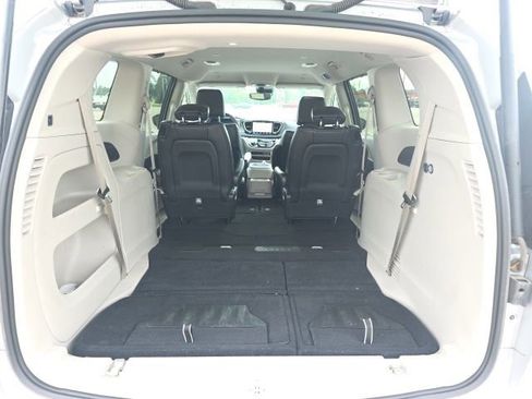 Used 2024 Chrysler Pacifica Touring-L FWD image 10