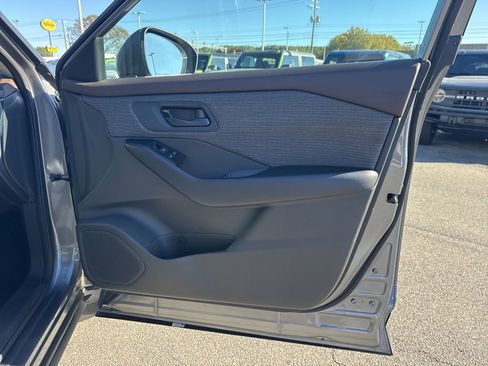 Used 2023 Nissan Rogue S image 22