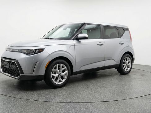 Used 2025 Kia Soul LX w/ LX Technology Package FWD image 3