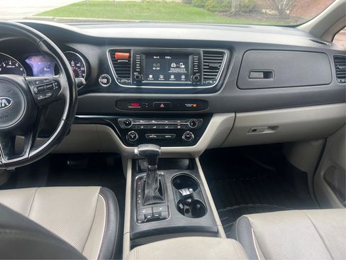 Used 2017 Kia Sedona LX w/ LX Essentials Premium Package FWD image 16