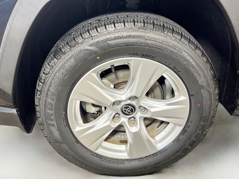 Used 2021 Toyota RAV4 XLE w/ Convenience Package FWD image 14