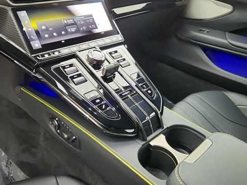 Used 2025 Aston Martin V8 Vantage Coupe image 9