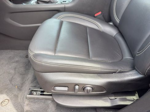 Used 2023 Chevrolet Traverse LT image 12