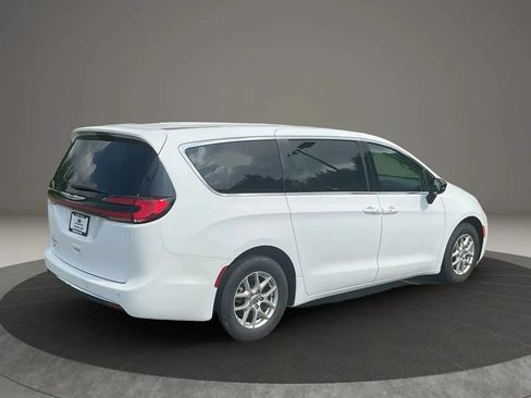Used 2024 Chrysler Pacifica Touring-L FWD image 5