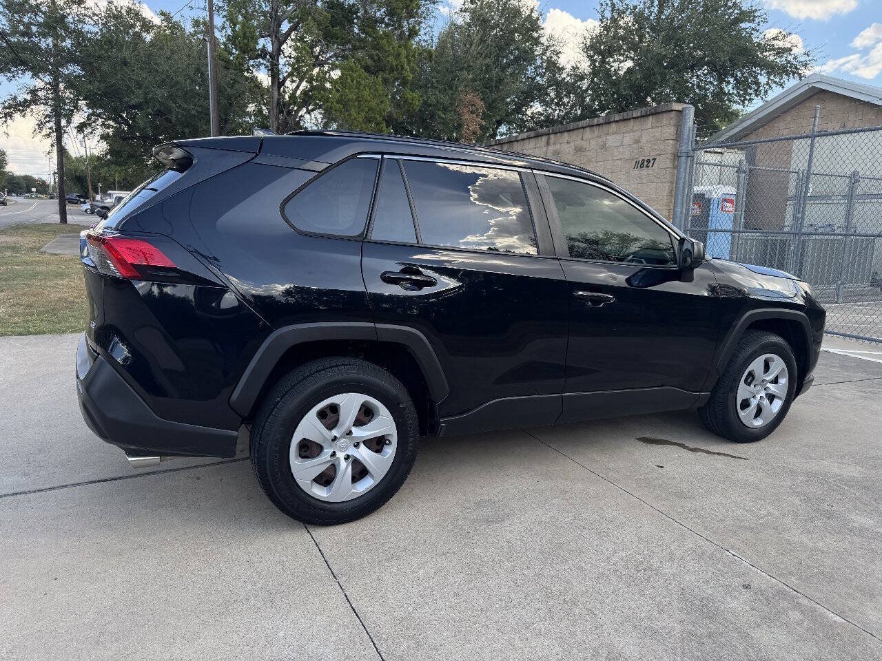 Used 2019 Toyota RAV4 LE FWD image 14