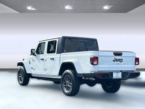 Used 2024 Jeep Gladiator Sport image 3