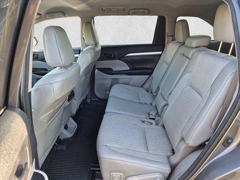 Used 2018 Toyota Highlander Plus FWD image 17