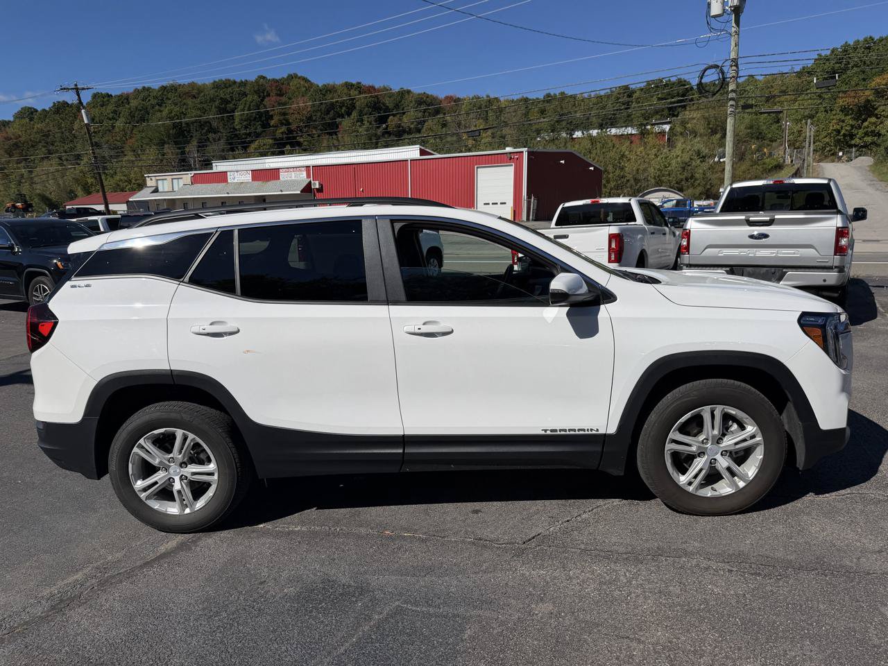 Used 2023 GMC Terrain SLE w/ Driver Convenience Package AWD/4WD image 3