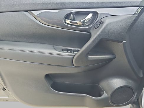 Used 2017 Nissan Rogue SV FWD image 31