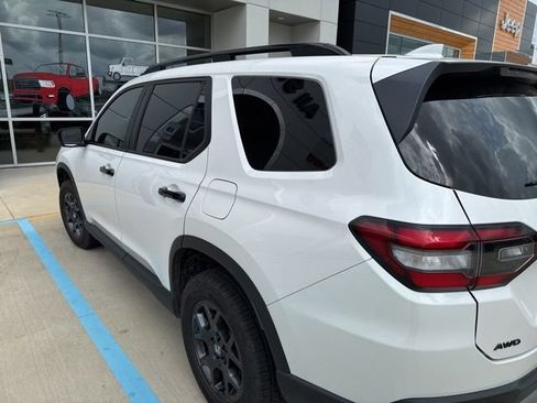 Used 2025 Honda Pilot TrailSport image 3