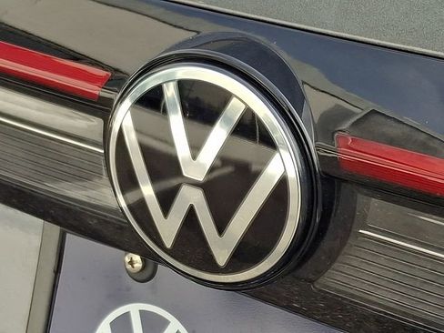 Certified 2025 Volkswagen Taos SE w/ Panoramic Sunroof Package image 30