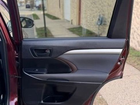Used 2019 Toyota Highlander LE AWD/4WD image 28